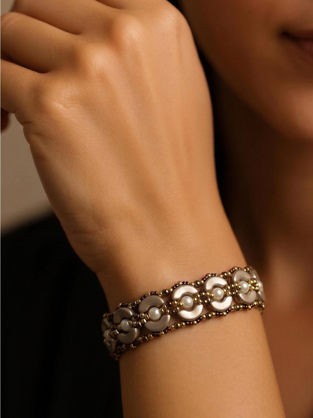 Women's Gold and White Link Beaded Bracelet